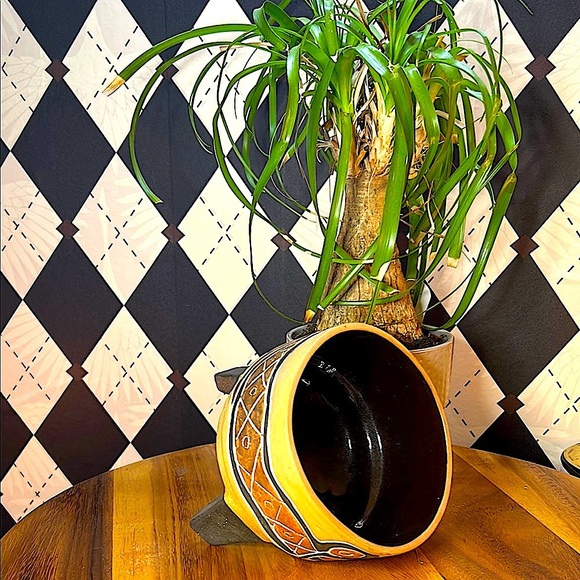 Vintage Tripod Pottery with Primitive Snake Motif - Never Used - Picture 10 of 11